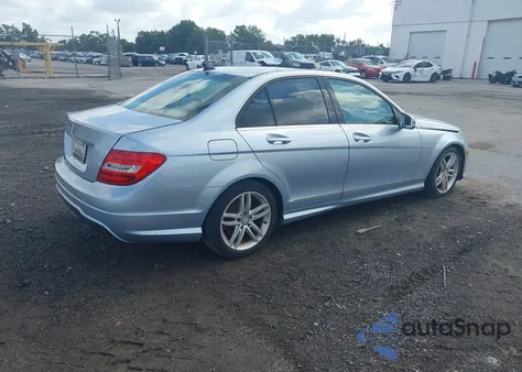 2013 Mercedes-Benz C 250 из США, поврежденный, VIN WDDGF4HB9DA785179
